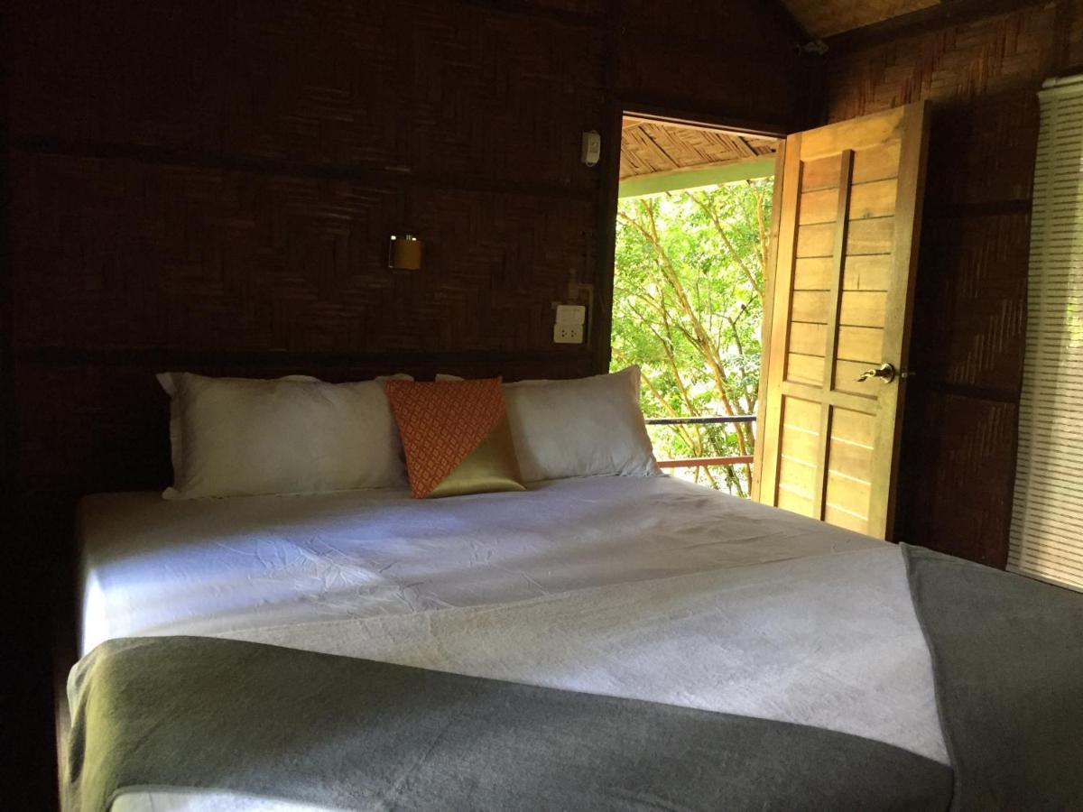 Phayam Garden View Hotell Koh Phayam Rum bild