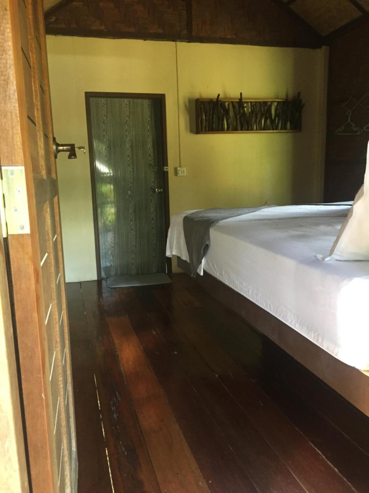 Phayam Garden View Hotell Koh Phayam Rum bild