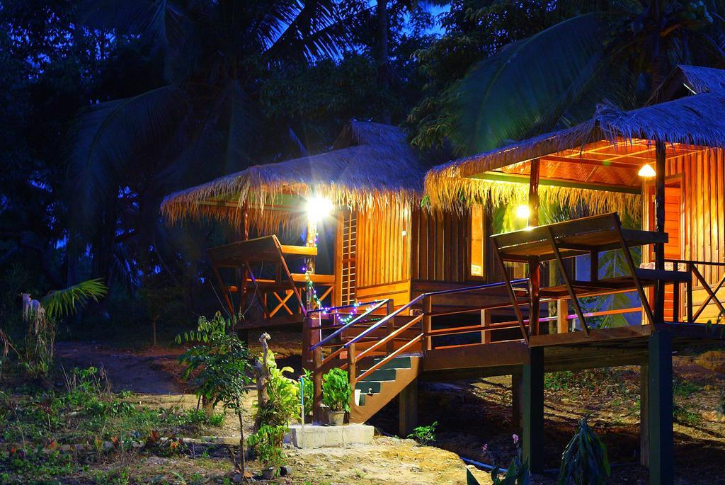 Phayam Garden View Hotell Koh Phayam Rum bild